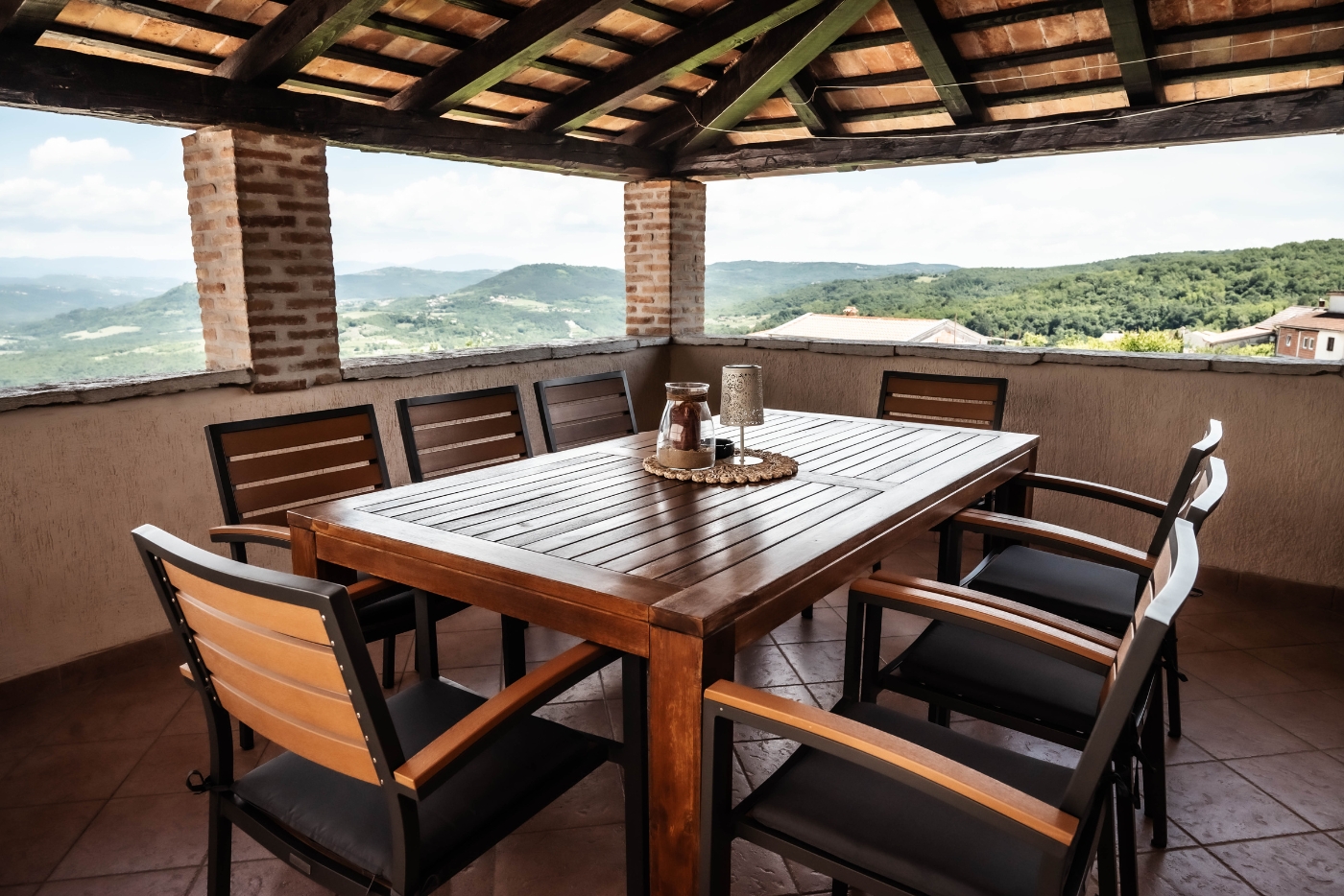 Apartment 2 – Three-bedroom apartment with a terrace